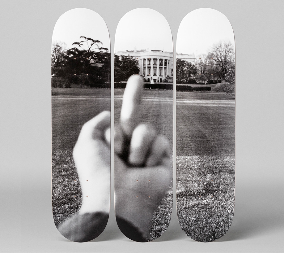 AiWeiwei-finger-skate-03-B-x1