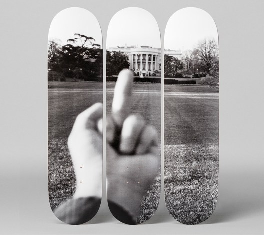 AiWeiwei-finger-skate-03-B-x1